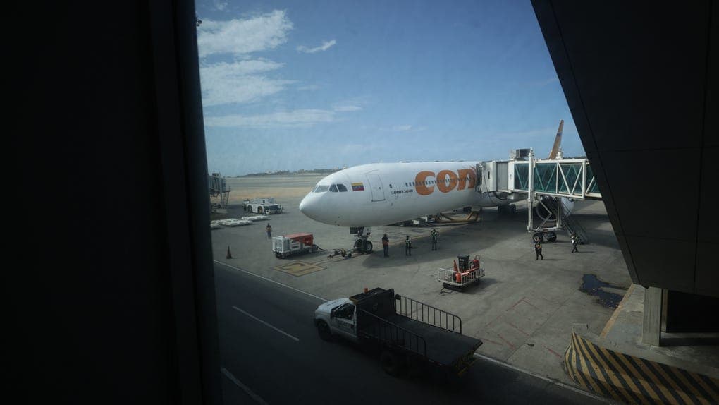 Principal aeropuerto de Venezuela sigue funcionando pese al anuncio de Trump