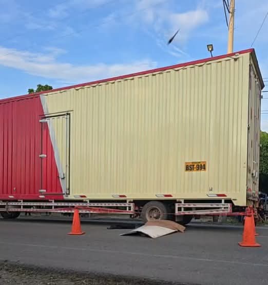 ¡MANIOBRA FATAL! REMOLQUE DE CAMIÓN LE PASA POR LA CABEZA Y MUERE AL INSTANTE EN AUCAYACU