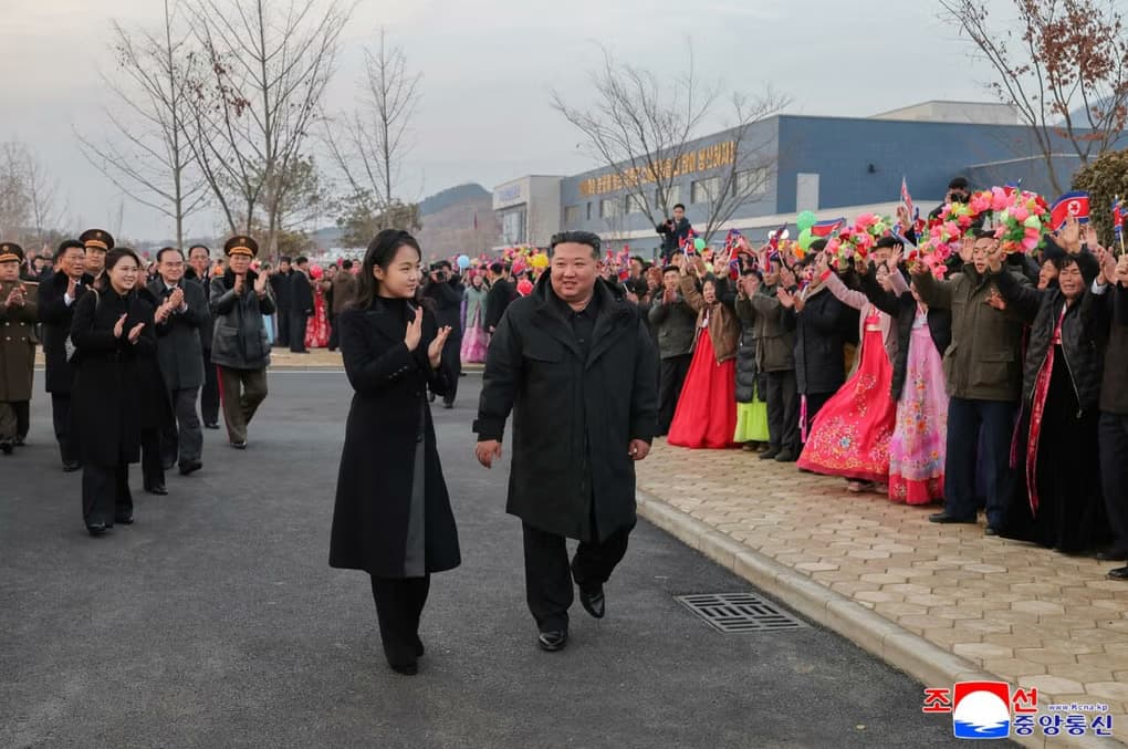 La hija de Kim Jong-un apareció en acto público junto con su padre y madre, algo que no ocurría desde junio