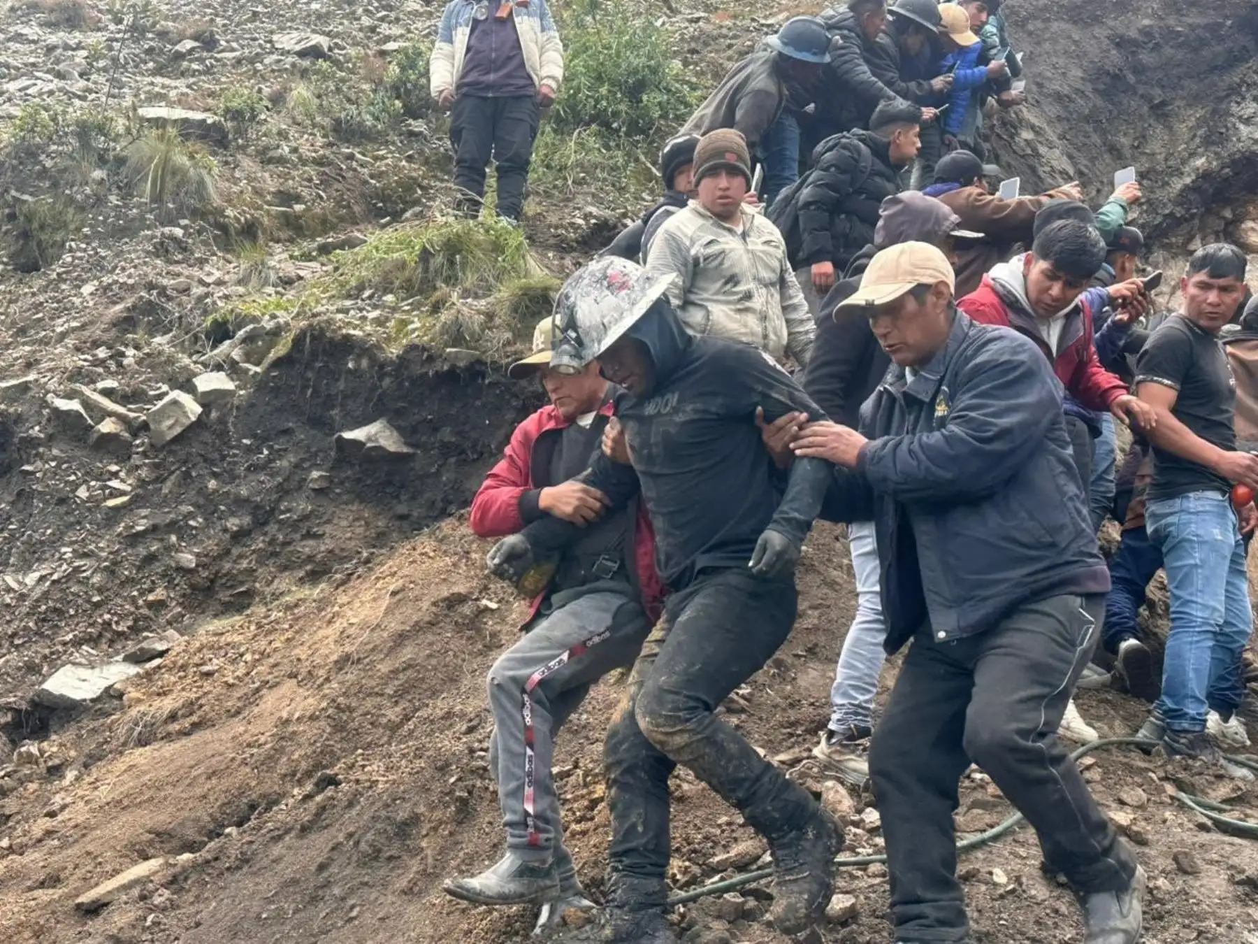 La Libertad: rescatan con vida a los mineros atrapados tras colapso de mina de Cachicadán