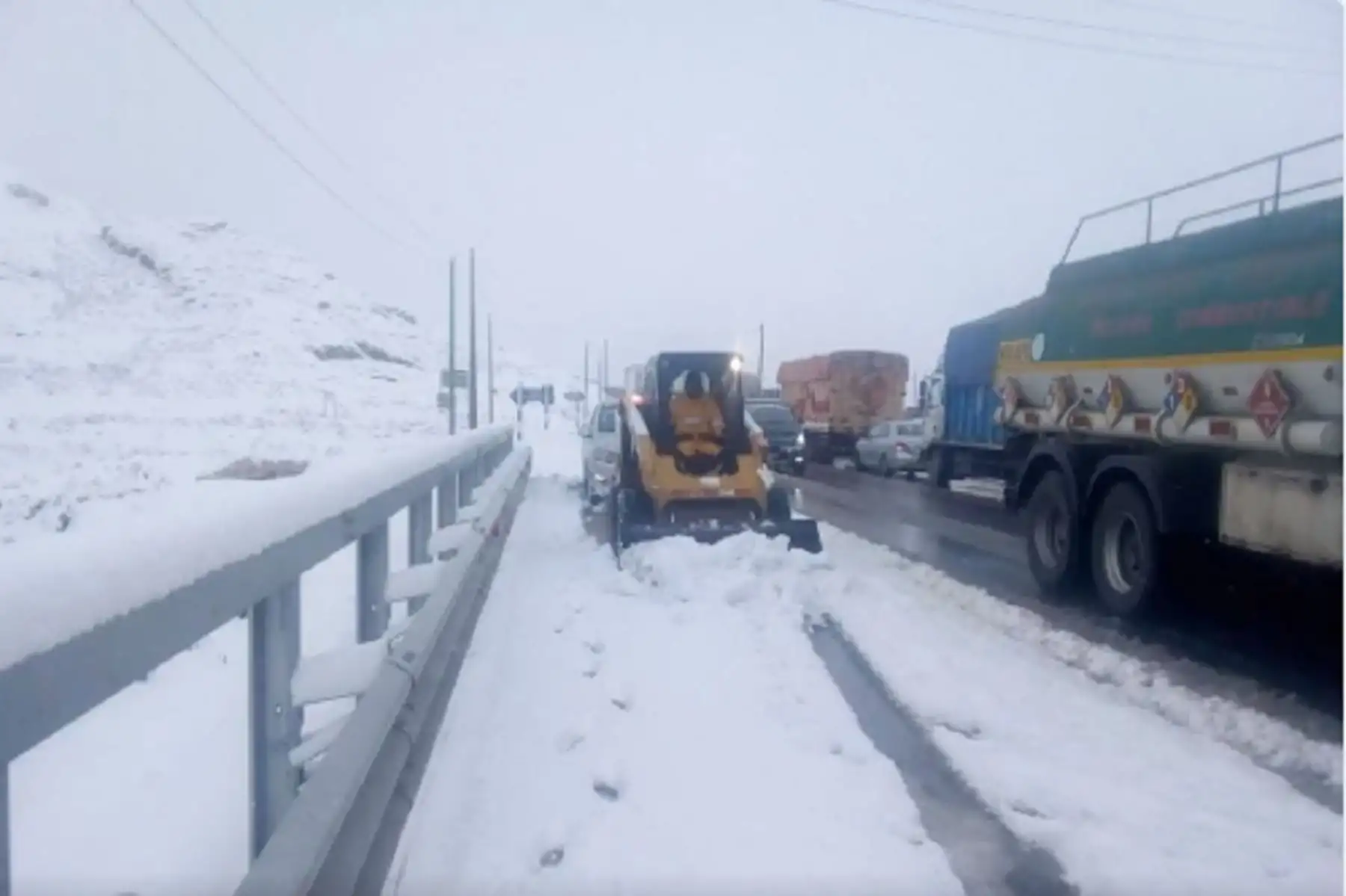 Carretera Central: tránsito se encuentra bloqueado por la caída de nevada y caos vehicular